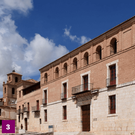 El edificio original de las Casas del Tratado data del siglo XV y aún conserva el escudo de los Reyes Católicos en su fachada.